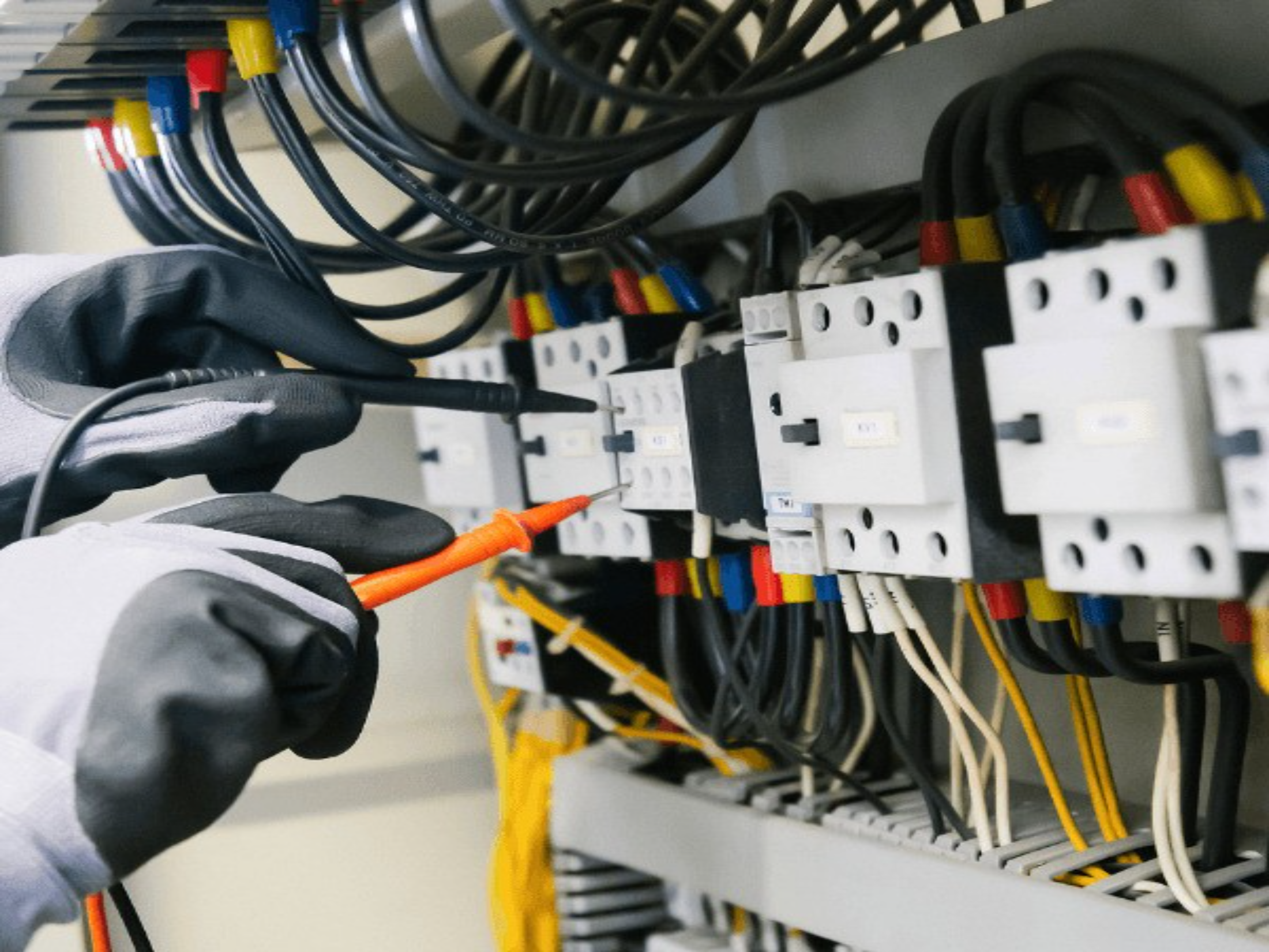 電気設備の点検作業（イメージ写真）